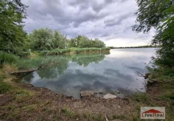 Reality Rekreačný pozemok s chatkou, Zlaté piesky, 250m2, klimatizácia, elektrina, voda, 50m od jazera