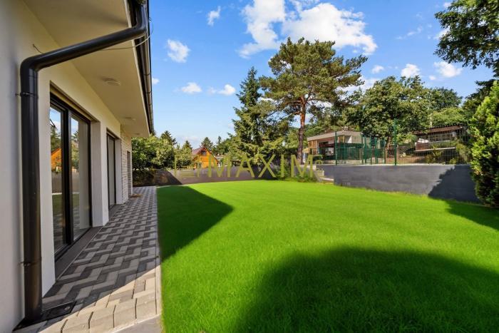 Reality Ponúkame na predaj modernú jednopodlažnú nehnuteľnosť pre celoročné bývanie v top lokalite 