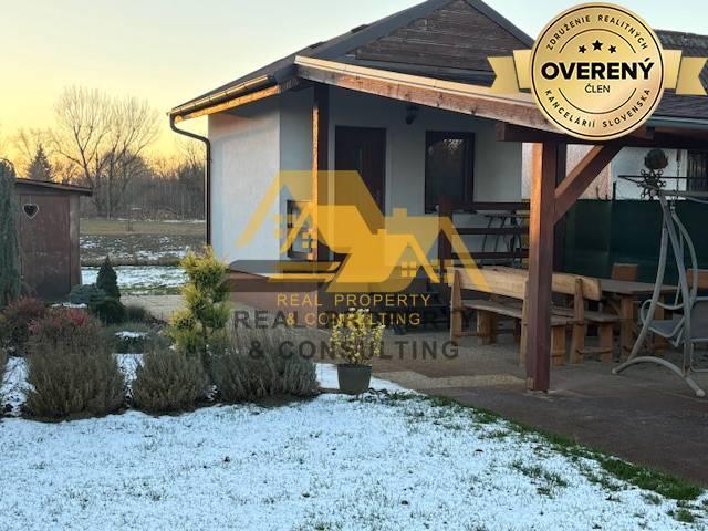 Reality Exkluzívne! Predám peknú chatu s upravenou záhradou v Nových Zámkoch