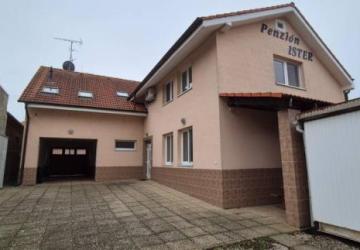 Reality NA PREDAJ zariadený 8 izbový PENZIÓN pre 24 osôb ŠTÚROVO - Nána ***TOP