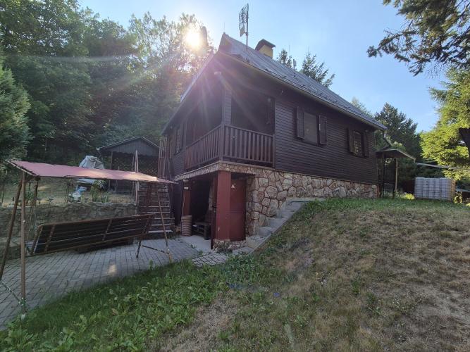Reality Zariadená rekreačná chata s garážou a pivnicou pri vodnej nádrži Buková, časť Hrudky.