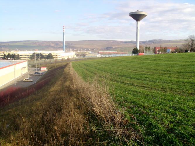 Reality PNORF – pozemok, 3382 m2, za Kauflandom v Hlohovci