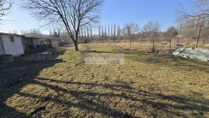 Reality Ponúkame exkluzívne na predaj pozemok v obci Tlmače na Starej ul. o výmere 1616 m2