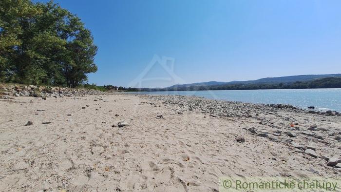 Reality 500 m2 stavebný pozemok blízko štrkovo piesočnatej pláži rieky Dunaj v podunajskej obci Kravan