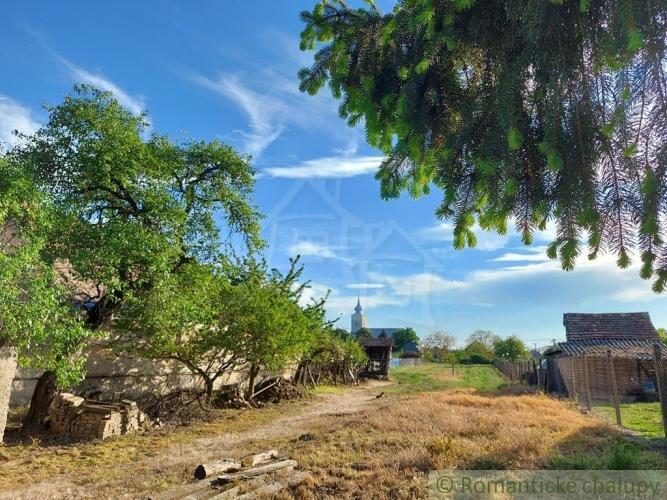 Reality Priestranný pozemok v centre podunajskej vinárskej dedinky Moča