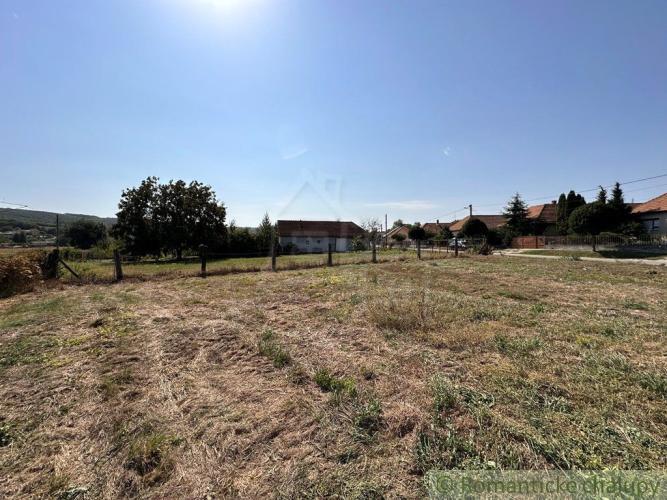Reality Priestranný stavebný pozemok s výhľadom na okolitú krajinu v Podhájskej – 1520 m2