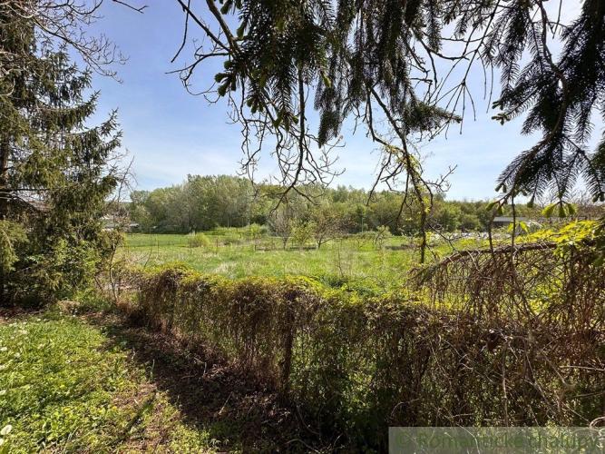 Reality Pozemok v tichej slepej uličke v obci Semerovo