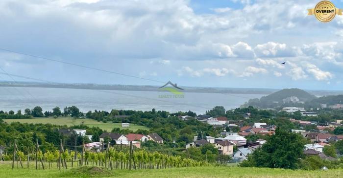 Reality Rekreačný pozemok pre CHATU s krásnym výhľadom na celú Šíravu