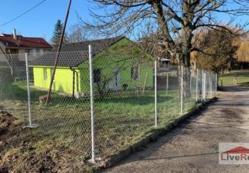 Reality 100m2 v centre obce Budmerice, oplotený pozemok