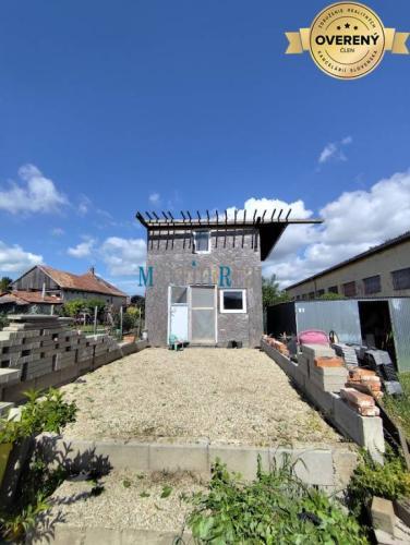 Reality Väčší pozemok s chatkou a murovanou pivnicou