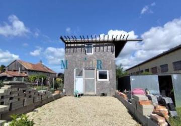 Reality Väčší pozemok s chatkou a murovanou pivnicou