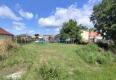 Reality Väčší pozemok s chatkou a murovanou pivnicou