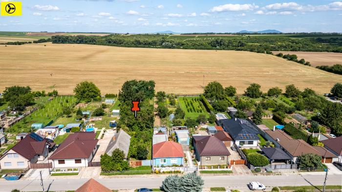 Reality Exkluzívne v PNORF: Stavebný pozemok s vidieckym domom v Zemianskych Sadoch