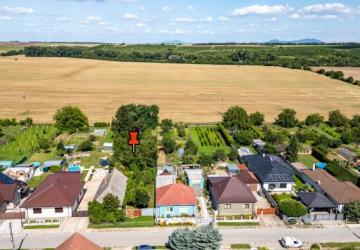 Reality Exkluzívne v PNORF: Stavebný pozemok s vidieckym domom v Zemianskych Sadoch