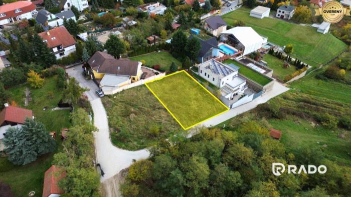 Reality RADO | Stavebný pozemok 527 m² s projektom domu | Rača
