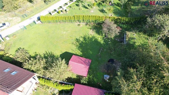 Reality REALISS - Slnečný pozemok s altánkom a studňou - na výstavbu rodinného domu. Zlatníky
