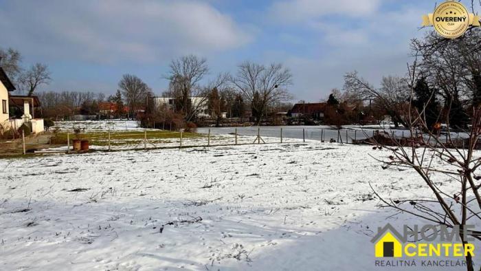 Reality VEĽKÝ STAVEBNÝ POZEMOK PRI JAZERE A RIEKE – MARTOVCE