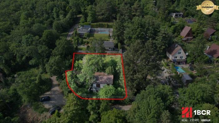 Reality PREDAJ POZEMKU VEDĽA LESA, S REKREAČNOU CHATOU A S UPI - DEVÍN