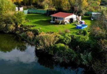 Reality KH-1018, PREDAJ Pozemok pri jazere 887 m², garáž, altánok