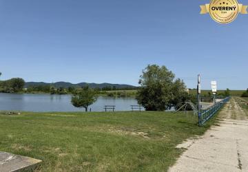Reality Pôda neďaleko vodnej nádrže s prístupovou cestou. Suchá nad Parnou