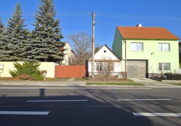 Reality PNORF – st. pozemok s vidieckym domom, 2x stodola, pivnica, studňa, pozemok 1852 m2, Pernek