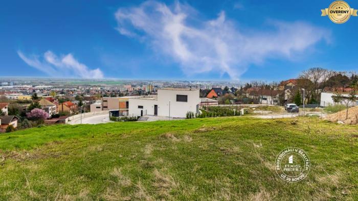 Reality AXIS REAL | Pozemok (628 m2) so STAVEBNÝM POVOLENÍM, BA III. Rača