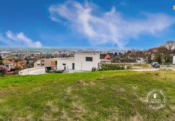 Reality AXIS REAL | Pozemok (628 m2) so STAVEBNÝM POVOLENÍM, BA III. Rača