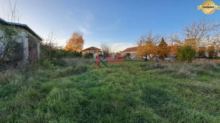 Reality Stav. pozemok 815 m2 s budovou - garážou, Levice, Kalinčiakovo, SM-878