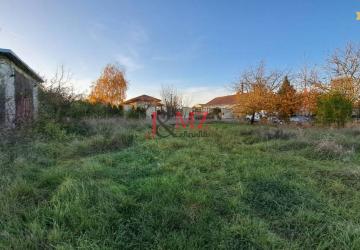 Reality Stav. pozemok 815 m2 s budovou - garážou, Levice, Kalinčiakovo, SM-878