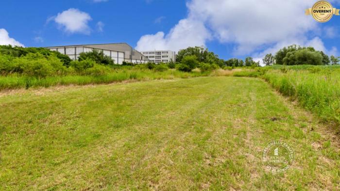 Reality AXIS REAL | Pozemok na komerčné využitie (1110 m2), BA III, Na pántoch