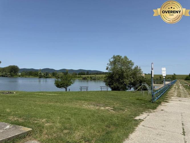 Reality Nová výhodná cena. Pôda neďaleko vodnej nádrže s prístupovou cestou.