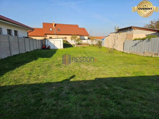 Reality Stavebný pozemok pre RD, 676m2, priamo v obci, neďaleko jazera.