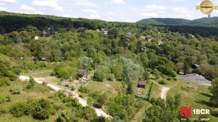 Reality SLNEČNÝ STAVEBNÝ POZEMOK S ELEKTRINOU V LAMAČI – CESTA NA KLANEC