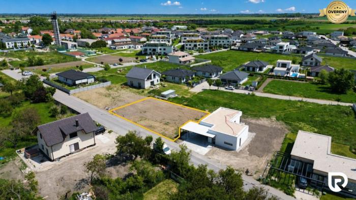 Reality RADO I Stavebný pozemok 698 m2 + výstavba rodinného domu I Kvetoslavov