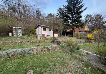 Reality Pozemok 496m2 s chatkou 23m2, elektrika, studňa s čerpadlom, kachľová pec, voľné