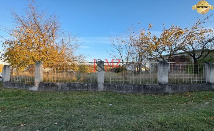 Reality Stav. pozemok 815 m2 s budovou - garážou, Levice, Kalinčiakovo, SM-878