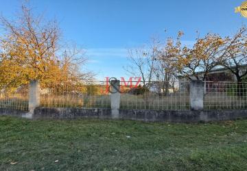 Reality Stav. pozemok 815 m2 s budovou - garážou, Levice, Kalinčiakovo, SM-878