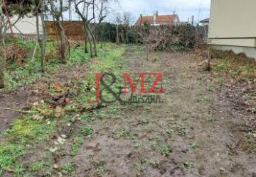 Reality DOHODA  Stavebný pozemok 1.382 m2, šírka 24m, Levice (SM - 897)
