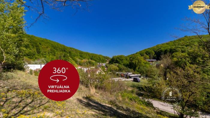 Reality AXIS REAL | Pekný stavebný pozemok (859 m2) v Marianke