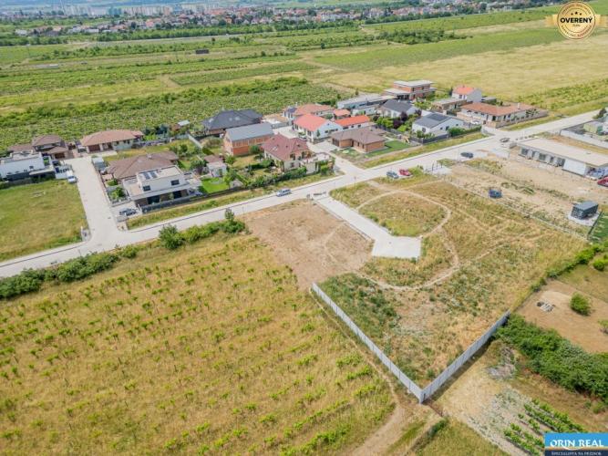 Reality PREDAJ SP VO VINOSADOCH - 640 m2