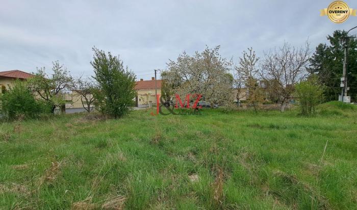 Reality Stav. pozemok 815 m2 s budovou - garážou, Levice, Kalinčiakovo, SM-904