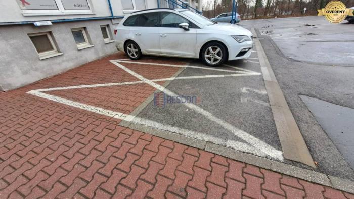 Reality Prenájom vonkajšieho parkovacieho státia Strelkova, blízko električky