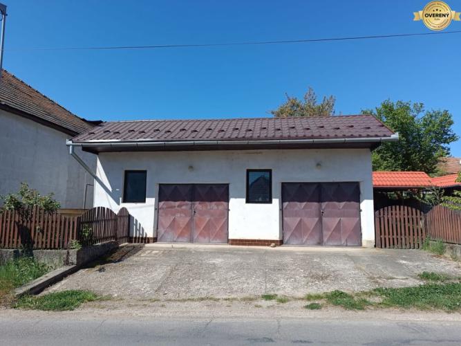 Reality Ponúkame na predaj  veľkú dvojgaráž  v Pukanci s pozemkom a altánkom