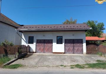 Reality Ponúkame na predaj  veľkú dvojgaráž  v Pukanci s pozemkom a altánkom